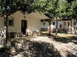 Tidy bungalow with a covered terrace, in the Aragon region, loma-asunto kohteessa La Puebla de Roda