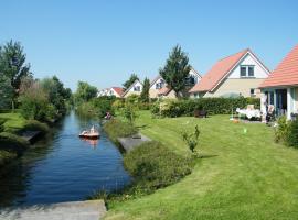 Villa with enclosed garden, 19 km from Hoorn, hotel sa Andijk