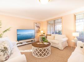 White Sands, 14 Whitesands Road - Pet Friendly & Air Con, hytte i Fingal Bay