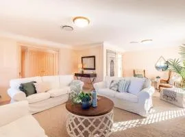 Pet friendly White Sands, 14 Whitesands Road - Linen & Air Con