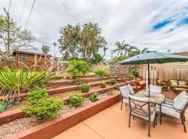 Cozy Carlsbad Home - 2 blocks to Beach, жилье для отдыха в Карлсбаде