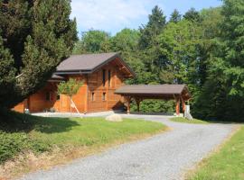 Chalet au cœur des bois、Larringesのホテル