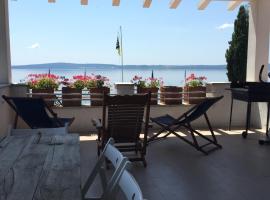 Verde Blu Lakefront Boutique Holiday Apartments Trevignano Romano – tani hotel w mieście Bagni di Vicarello