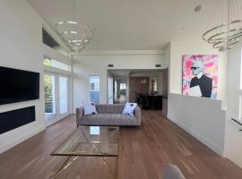 Gorgeous New Private and Gated Home in Prime Silver Lake, budget hotel in Los Angeles