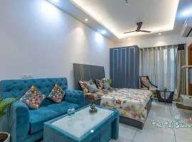Best Cozy Stay in Central Noida , Mall, Free WiFi, Parking, Private Apartment - The Taj Studios