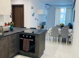 Central, Bright & Modern Apartment, Strandhaus in Msida
