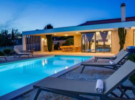 Villa T, spacious with heated pool & jacuzzi，Raštević的度假住所