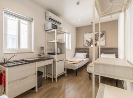 Studio apartment with twin beds & kitchenette at the new Olo living 24, casa de hóspedes em Paceville