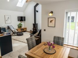 Lily Cottage - Brand new 1 bedroom, hotel com estacionamento em Forres