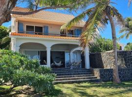 Bastide Sur Mer 4 Bedroom Beachfront Villa by LOV Mauritius、ブルー・ベイのバケーションレンタル