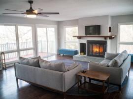 Finn's Hideaway -Modern family river home ค็อทเทจในKeokuk