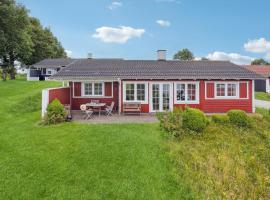 Awesome Home In Aabenraa With Outdoor Swimming Pool，奧本羅的有停車位的飯店