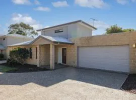 Central Townhouse For Six by Ready Set Stay