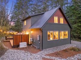 Hikers Haven with Hot Tub - Near Mt Rainier!, chata v destinácii Ashford