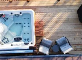 The Old Kettle Cabin with Hot Tub