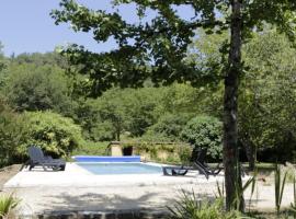 Maison dans le bourg, 6-8 couchages avec piscine, holiday home in Groléjac