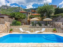 Villa Cocoon - Vacation Home with Heated Pool & Garden – willa w mieście Bribir