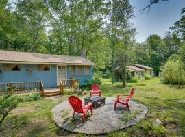 Cozy Becket Cottage Escape with Lake Access!, hotel with parking in Becket