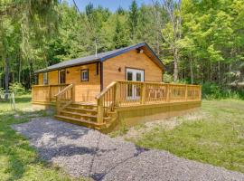 Cozy Ellicottville Cabin with Water Views - Near Ski, hotel amb aparcament a Ellicottville