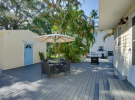 Ozona Studio with Shared Deck - Steps to Gulf!, hotell med parkeringsplass i Palm Harbor