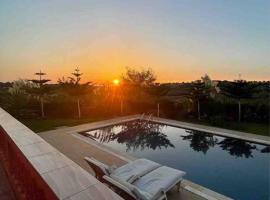 Lovely holiday Private villa with nature view +pool, hytte i Larache