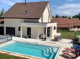 Superbe villa avec piscine proche de belfort, casa vacanze a Meroux