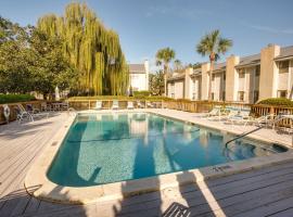 St Simons Island Condo with Deck and Outdoor Shower, apartment in Saint Simon Mills
