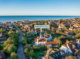 Family Beach House in Seaside Village with Garden & Parking, haustierfreundliches Hotel in East Preston