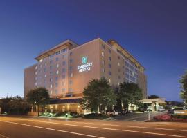 Embassy Suites Charleston, khách sạn ở Charleston