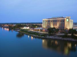 Embassy Suites East Peoria Hotel and Riverfront Conference Center، فندق في بيوريا