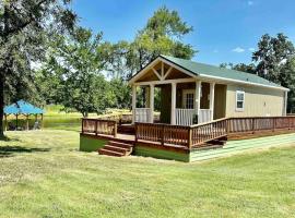 Small Home near Lake Fork with Stocked Pond, hotel v destinaci Emory