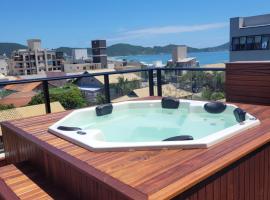 COBERTURA PRÓXIMO AO MAR COM VISTA PRIVILEGIADA E 3 SUÍTES, Vila do Sol 408, COM JACUZZI, hotel with parking in Canto Grande