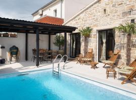 Blacksmith's House - rental house with heated pool, hotel a Posedarje (Possedaria)