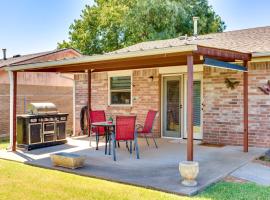 Cozy Oklahoma Retreat with Covered Patio and Gas Grill โรงแรมที่มีที่จอดรถในMustang