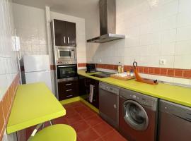 Apartamentos Sevilla Deluxe Rosales، فندق مع موقف سيارات في Los Rosales