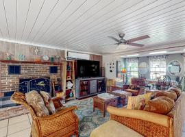 Salt Creek Cottage, villa in Weeki Wachee