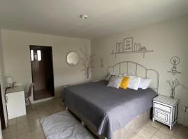 Casa Cariño •Room 2•, δωμάτιο σε οικογενειακή κατοικία σε Ciudad Guzman