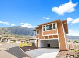 Brand new home in the valley 5 min from beach M858, hotel familiar en Waianae