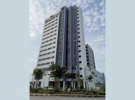 Hotel Grand Continental Kuching: Kuching, Kuching Havaalanı - KCH yakınında bir otel