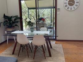 Spacious residential beach retreat, hotel in Narrabeen