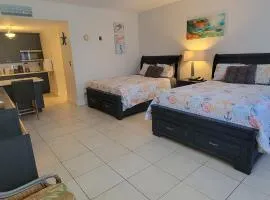 Sea Breeze, Studio 510, Beach steps away!+pool+WiFi