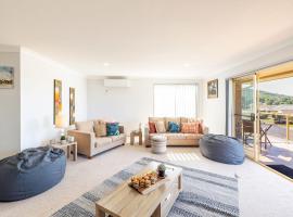 124 Rocky Point Rd - pet friendly, air con, Wi-Fi, high chair and Cot, lodging in Fingal Bay