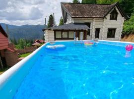 Mountain White House гостинний двір, hotel v destinaci Mykulyčyn
