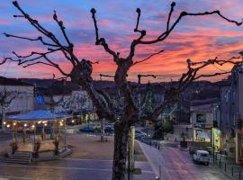 Au dessus des arcades: Vic-Fezensac şehrinde bir otoparklı otel