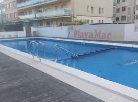 Estudio pie de playa - piscina., hotel in Malgrat de Mar