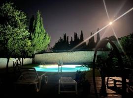 Haut de maison et piscine dans un domaine viticole, villa en Montbrun-des-Corbières