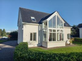 Dovecote Lodge on the 5 star Lough Erne Resort, hotel i Ballycassidy
