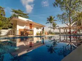CIDNYLAND FARM AND RESORT TANAY, hotel v destinaci Tanay