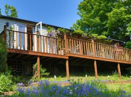 Treetops Lodge, Bantham, South Devon, a tranquil rural retreat，Aveton Gifford的飯店
