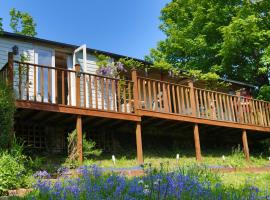 Treetops Lodge, Bantham, South Devon, a tranquil rural retreat, hotel in Aveton Gifford